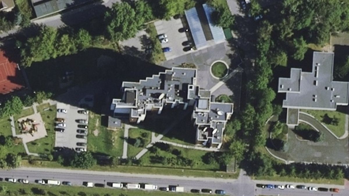 Rusové mají „uši“ na střechách ambasád, ukazují snímky